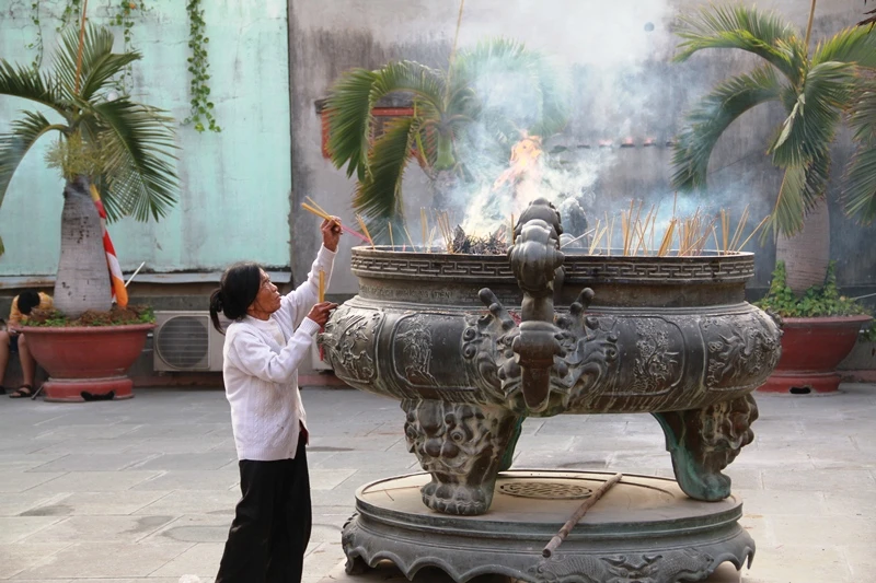 Dòng người thành kính đi lễ chùa đầu năm Bính Thân ảnh 7